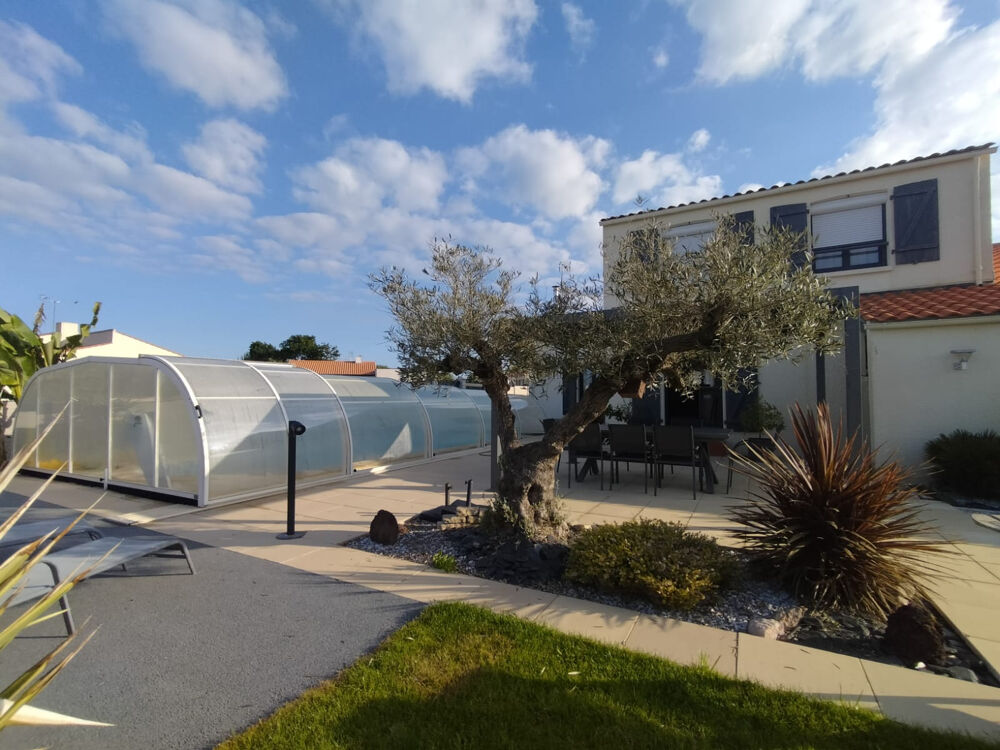 Maison familiale 6 chambres avec piscine chauffée, garages et espace indépendant Venansault (85190)