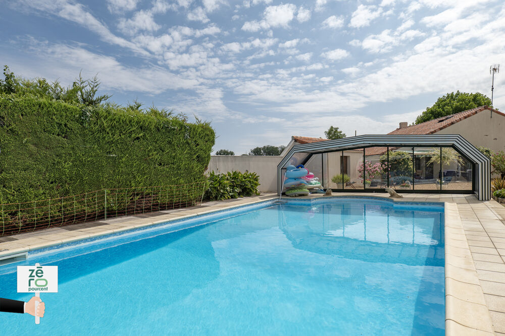 Propriété de caractère avec piscine, grand garage et dépendances à Nalliers (Vendée)