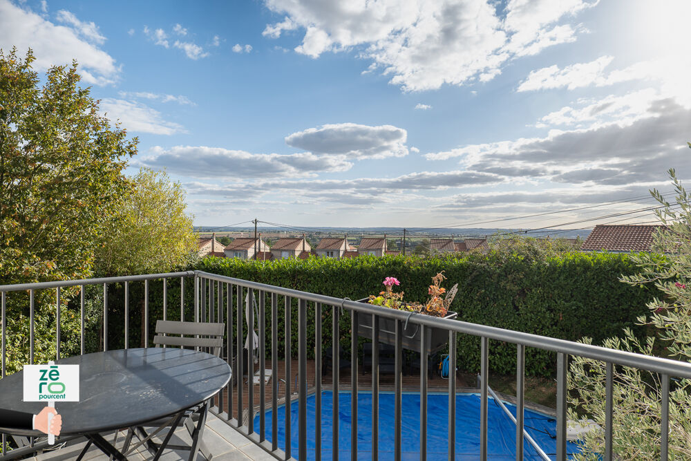 Maison familiale avec piscine, beaux volumes et terrain arboré à La Châtaigneraie