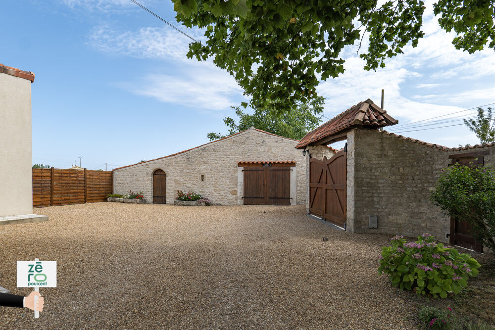 Propriété de caractère avec piscine, grand garage et dépendances à Nalliers (Vendée)
