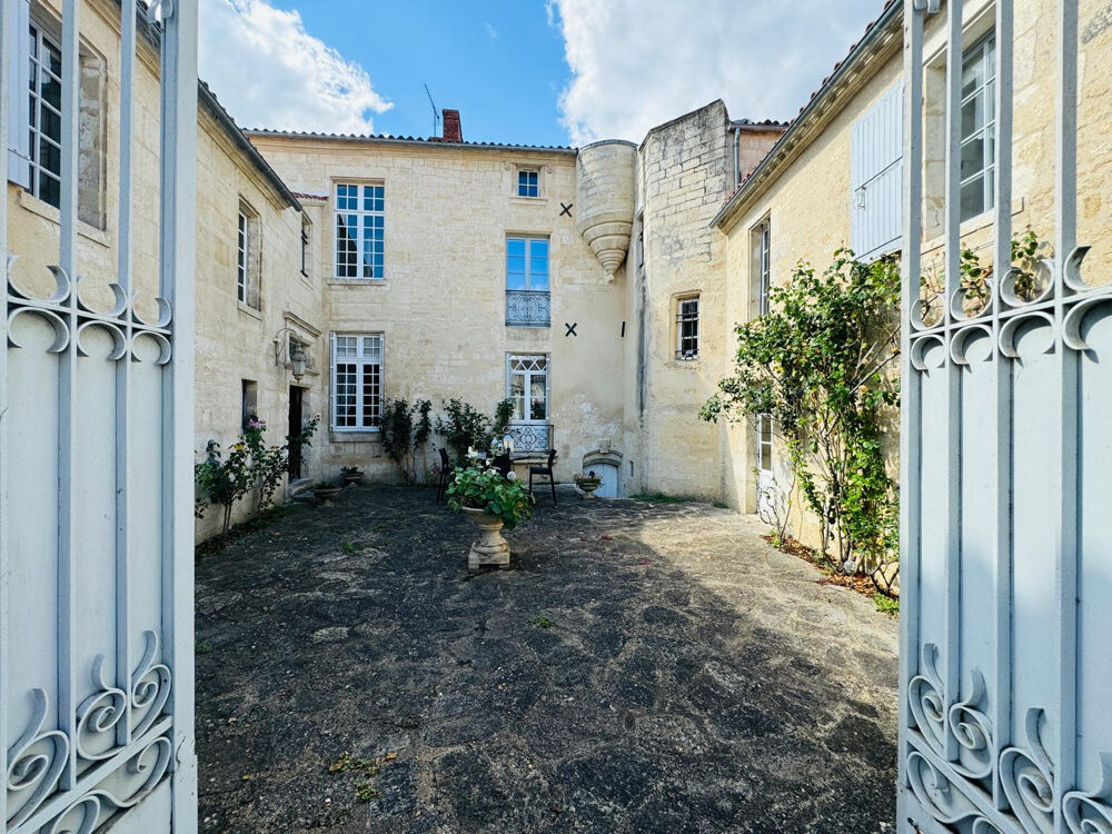 Hôtel particulier dexception au coeur de Luçon Demeure de prestige du XIIIe siècle avec piscine, garage et t