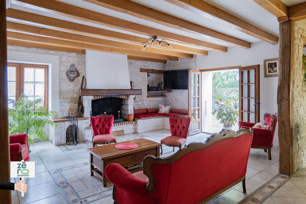 Propriété de caractère avec piscine, grand garage et dépendances à Nalliers (Vendée)