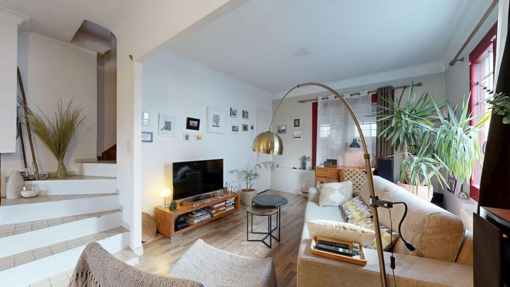 Dans un ensemble immobilier situé au centre du village d....