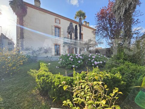   Maison de caractre avec dpendances et garages sur 16 000 m de terrain Maison - 9 pice(s) - 200 m