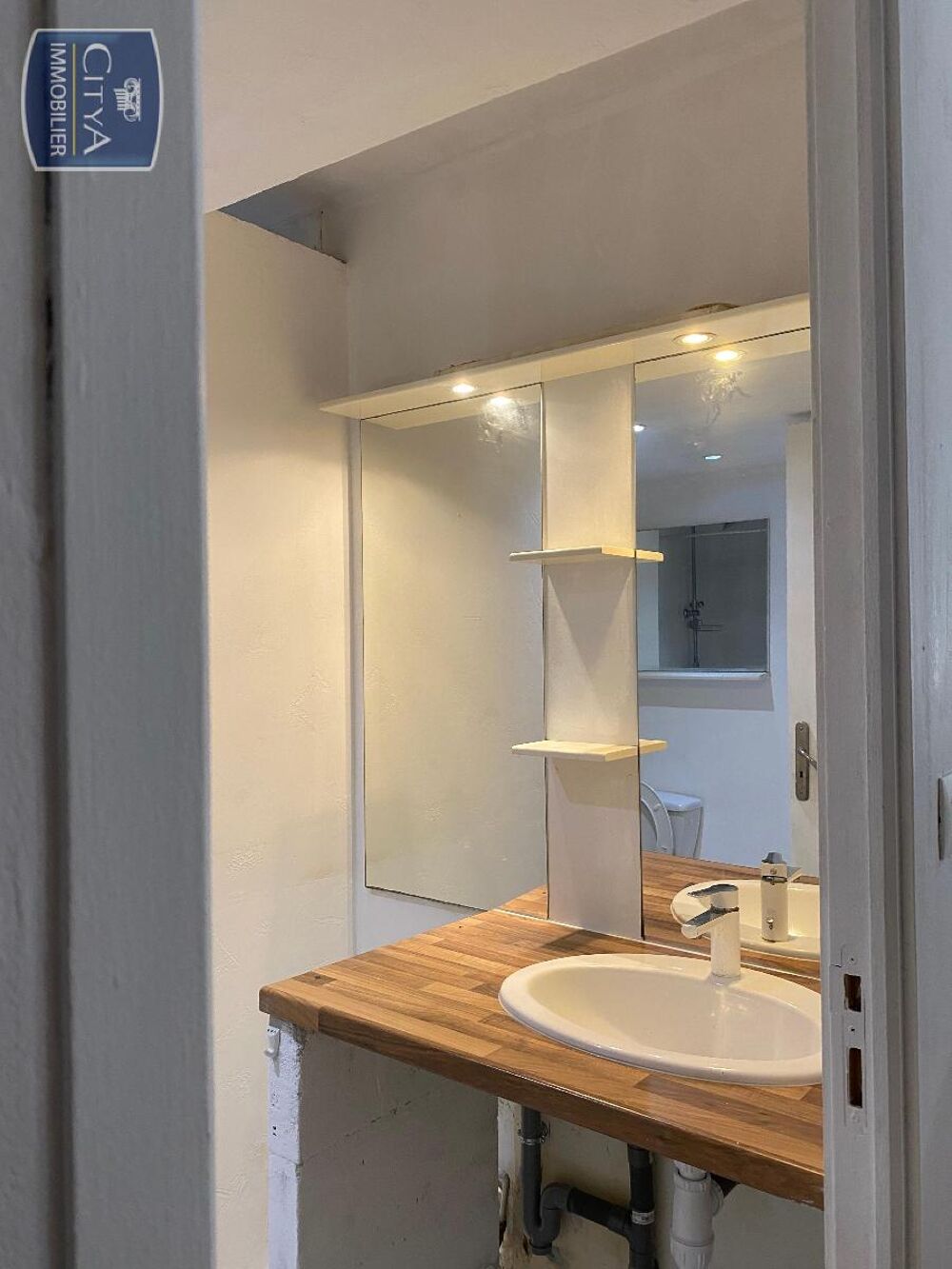À LOUER : Appartement ancien T3 situé au coeur de Fréjus,....