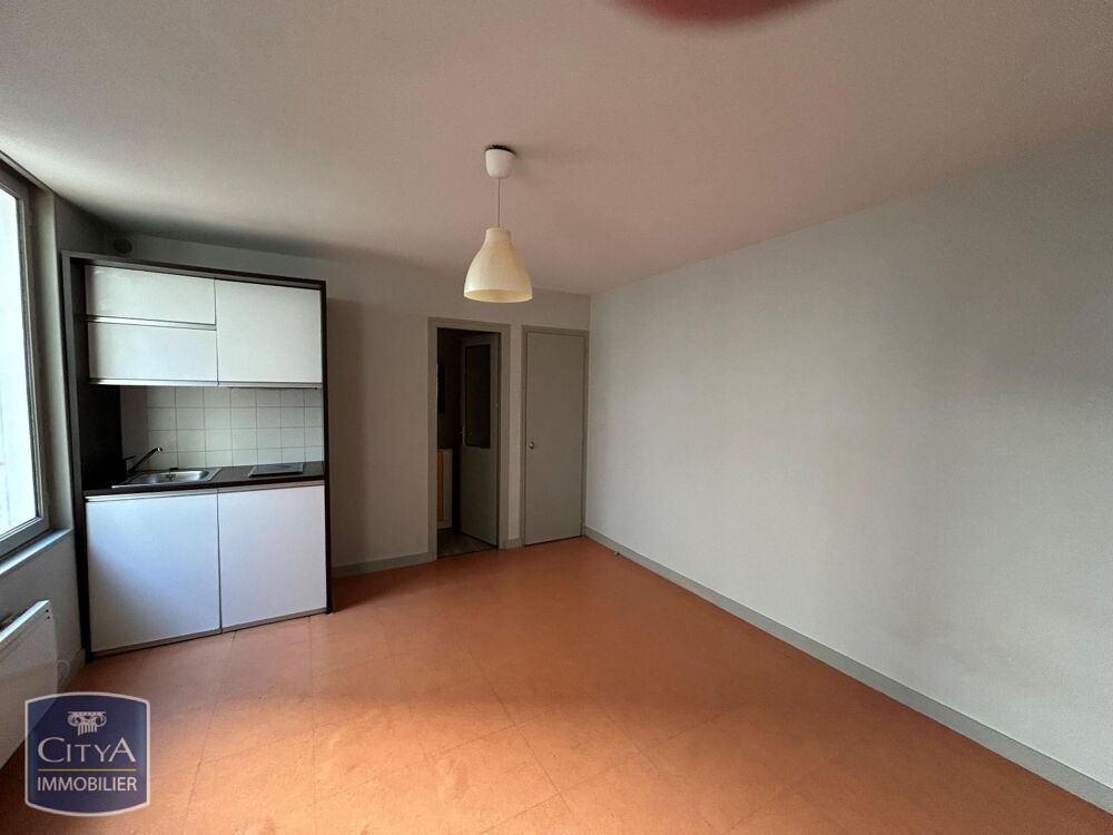 À LOUER : Appartement T1 situé à Cholet. Ce bien immobil....