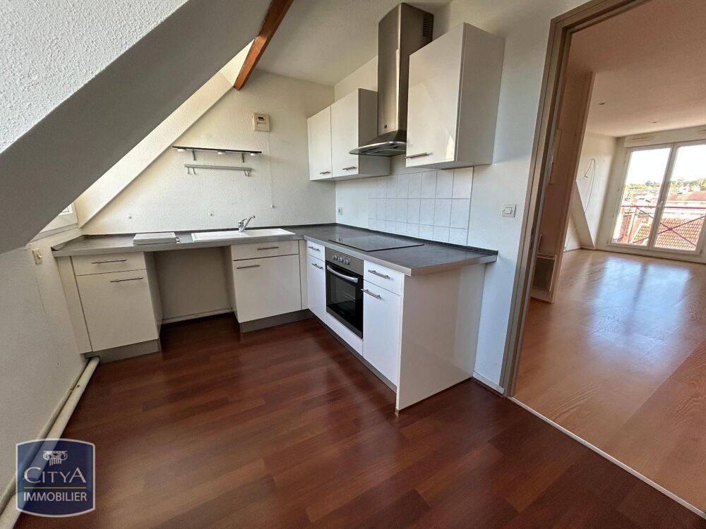 Découvrez cet appartement T5 d'une superficie généreuse ....