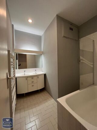  Appartement à louer 5 pièces 145 m²