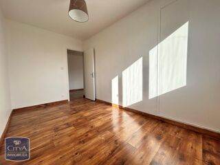 Appartement à louer 4 pièces 77 m²