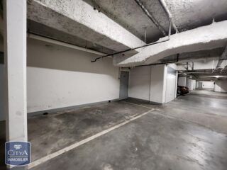  Parking / Garage à louer 