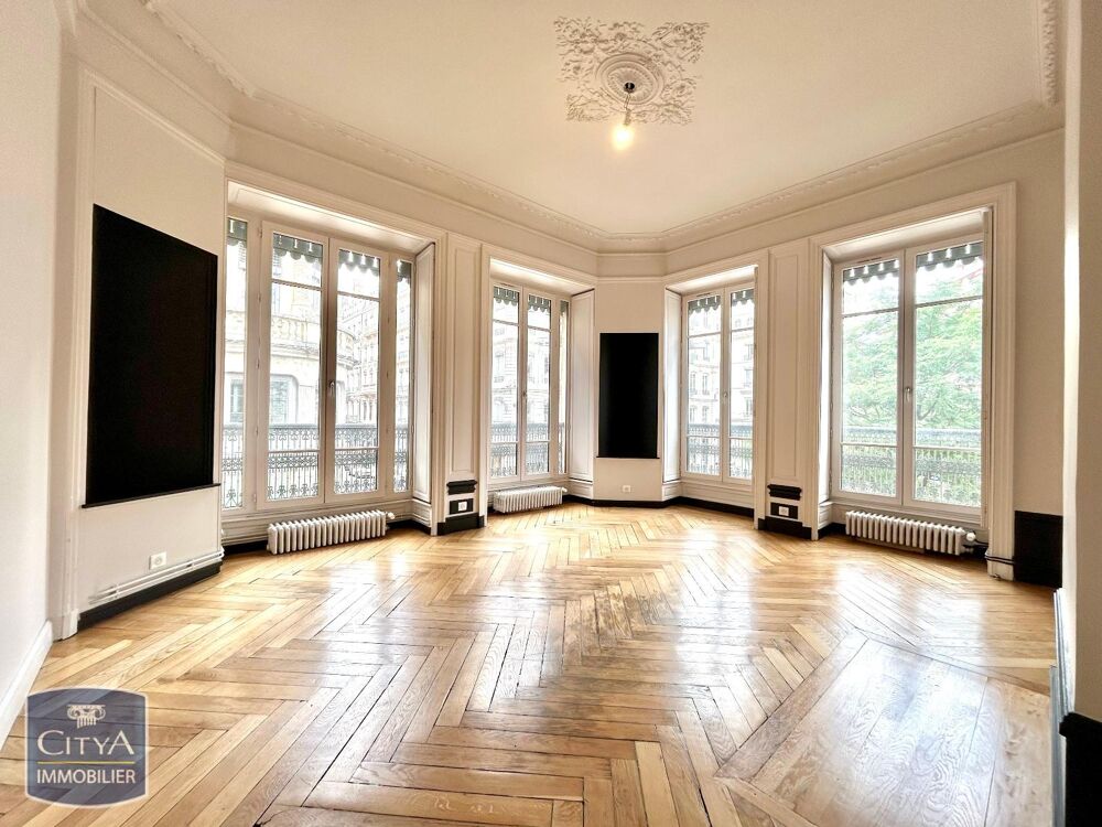 A LOUER // APPARTEMENT T5 AVEC VUE SUR LA PLACE DES JACO....