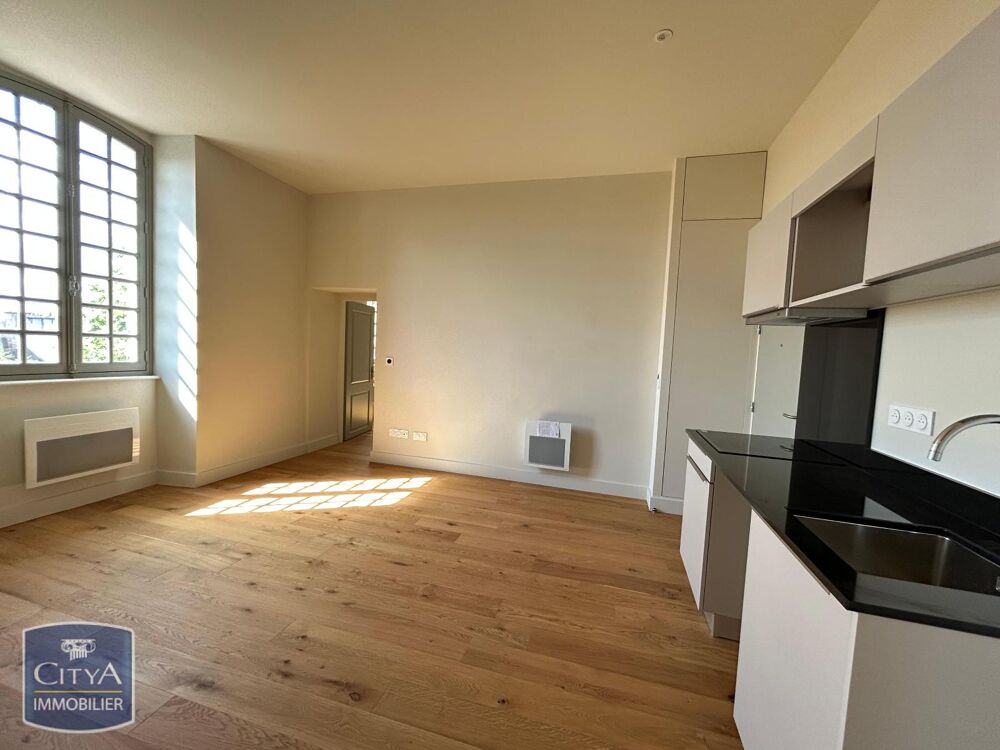 "Rénovation Monument Historique" À LOUER : Appartement T....