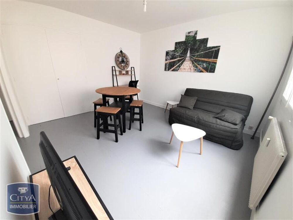 À LOUER : Venez découvrir ce lumineux studio meublé de 2....