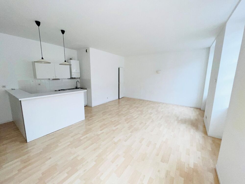 Appartement T3 situé rue Franche à MACON, comprenant ; u....