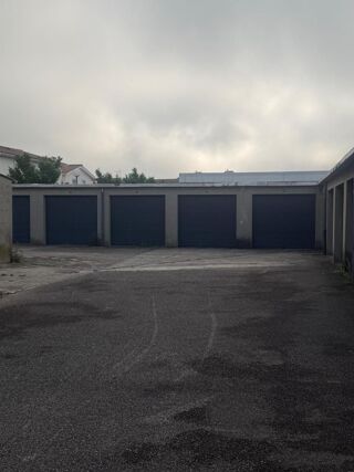  Parking / Garage à louer 