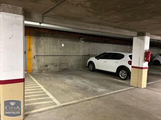  Parking / Garage à louer 