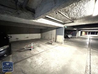  Parking / Garage à louer 