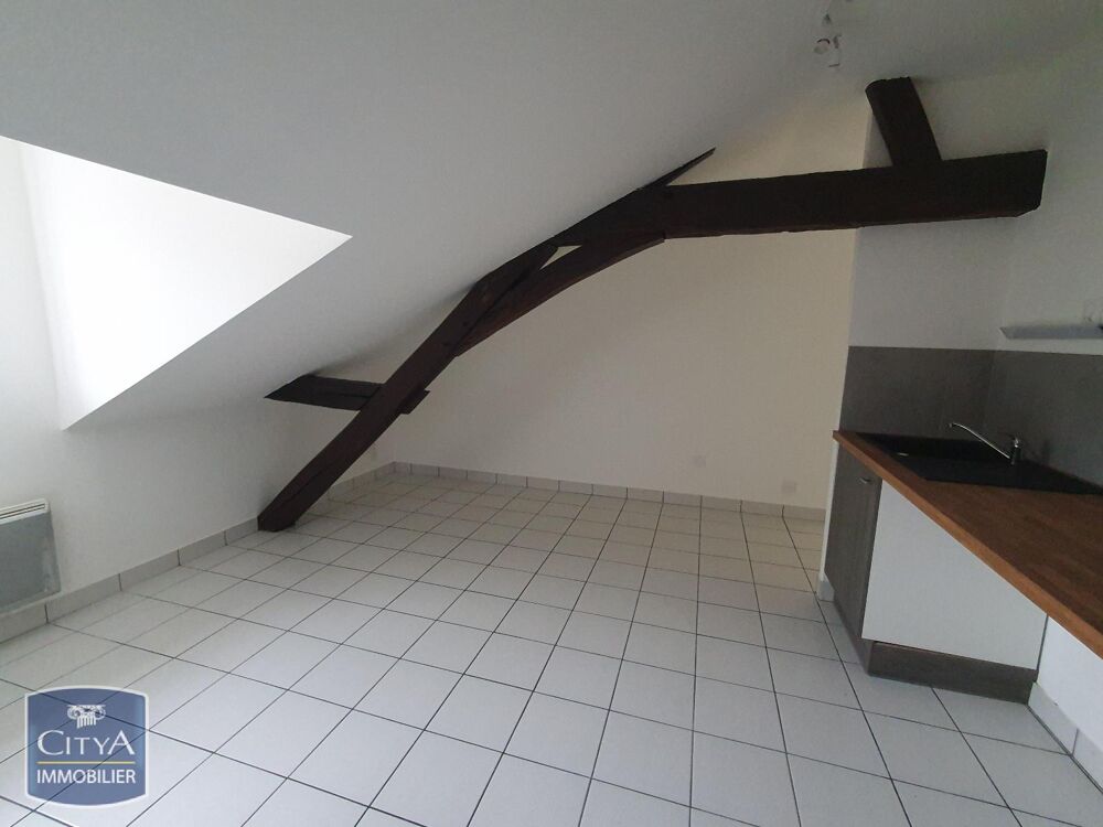 À LOUER : Appartement T2 situé à Cholet, offrant un cadr....