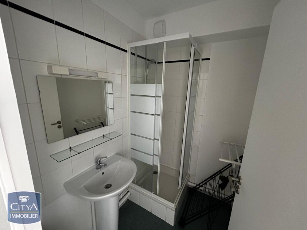 Hyper centre - À LOUER : Appartement T1 meublé situé à C....