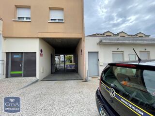  Parking / Garage à louer 