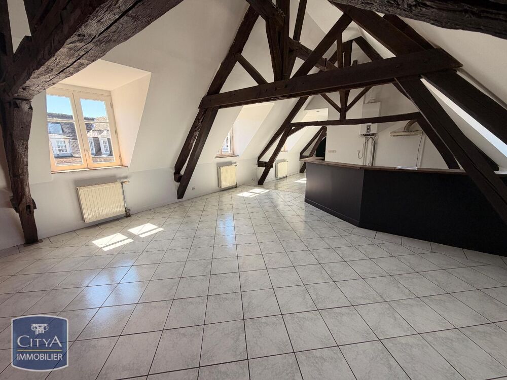 EXCLUSIVITÉ - GRAND APPARTEMENT AVEC POUTRES À louer : v....