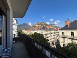  Appartement à louer 3 pièces 77 m²