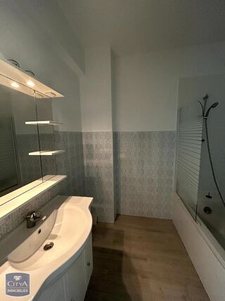  Appartement à louer 3 pièces 84 m²