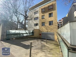  Parking / Garage à louer 