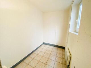  Appartement à louer 2 pièces 75 m²