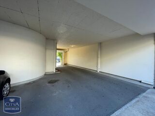  Parking / Garage à louer 