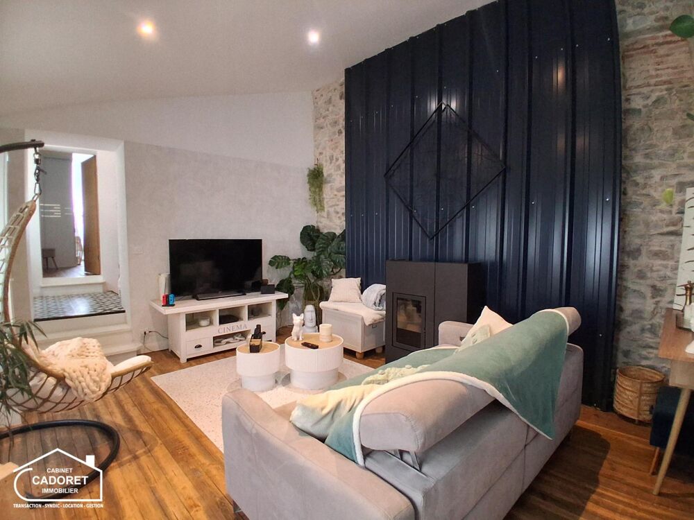Maison ancienne sur trois niveaux entièrement rénovée au....