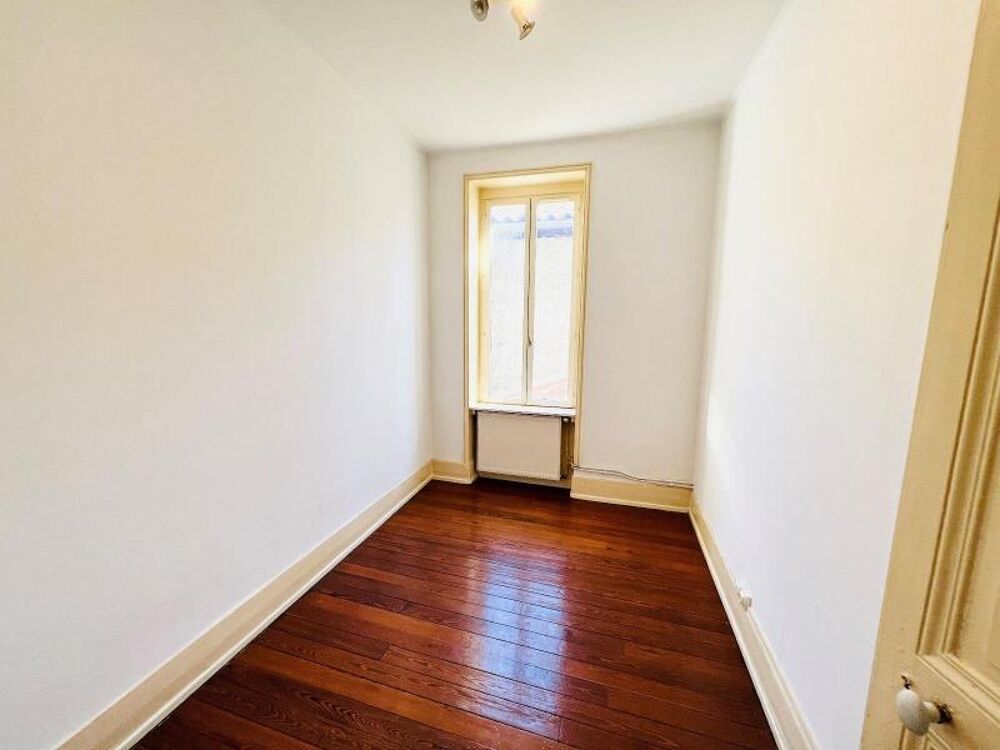 Venez découvrir cet Appartement T3 situé rue Saint Nizie....