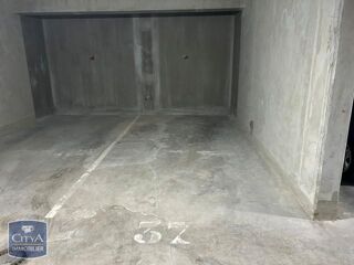  Parking / Garage à louer 