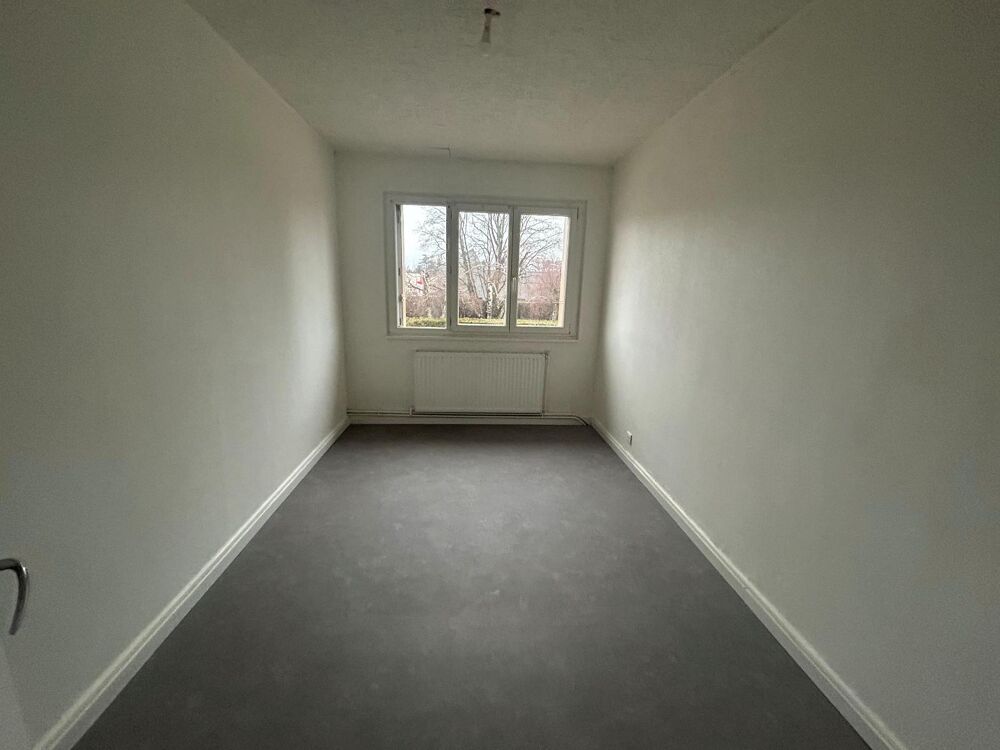 À louer appartement 4 pièces situé au premier et dernier....
