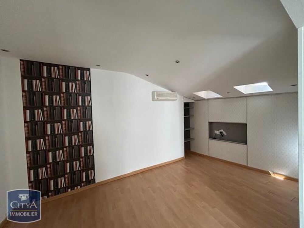 À louer, cet appartement T3 situé dans la charmante vill....