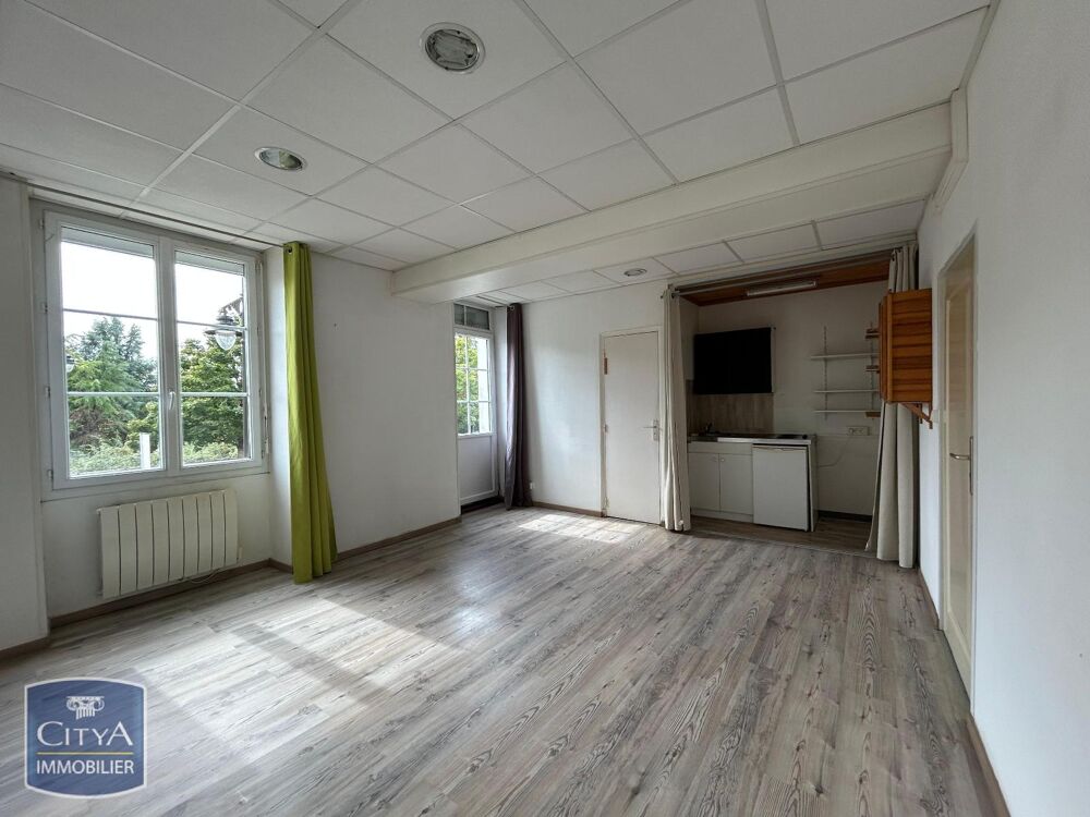 À LOUER : Studio à Pougues-les-Eaux. Situé au premier ét....