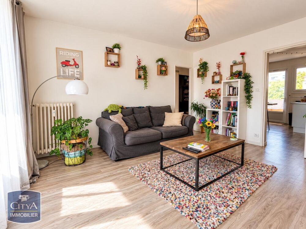 EXCLUSIVITE T4 MEUBLE AVEC BALCON- SECTEUR MAIRIE A loue....