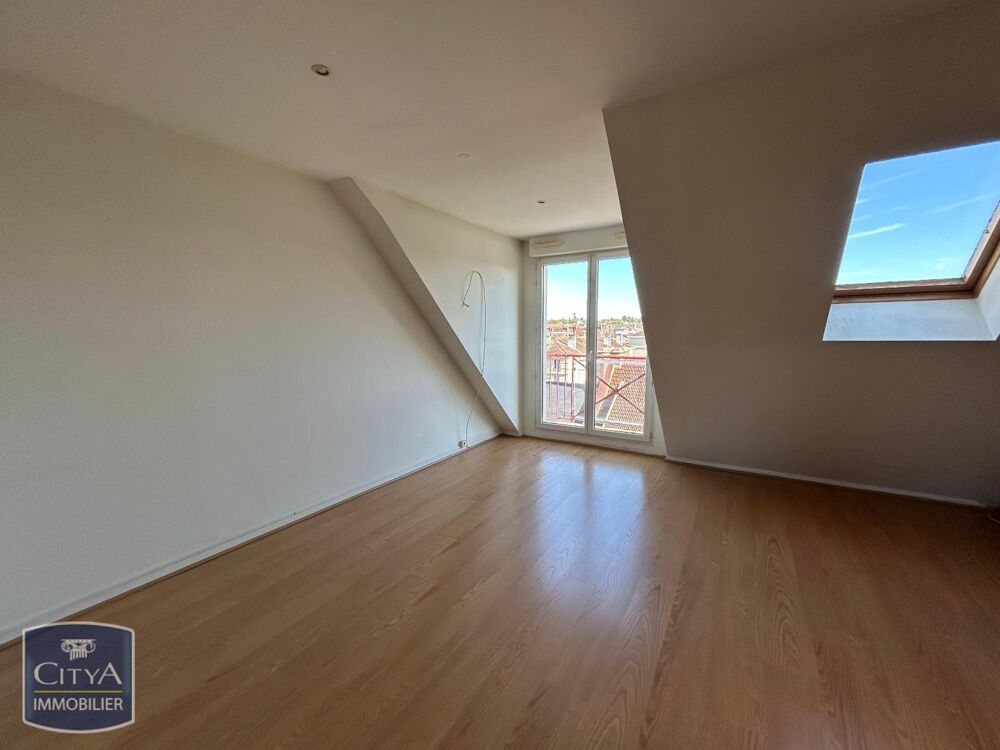 Découvrez cet appartement T5 d'une superficie généreuse ....