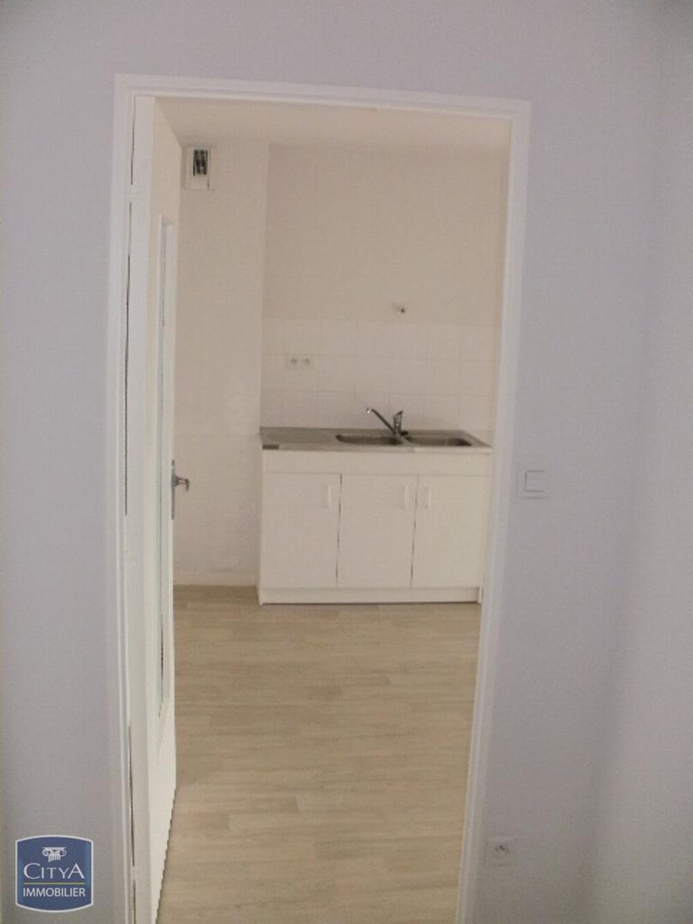 TRELAZE - APPARTEMENT 2 PIÈCES AVEC TERRASSE À louer à T....
