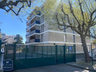  Parking / Garage à louer 