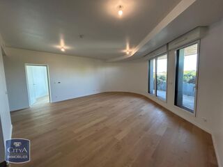  Appartement à louer 3 pièces 79 m²
