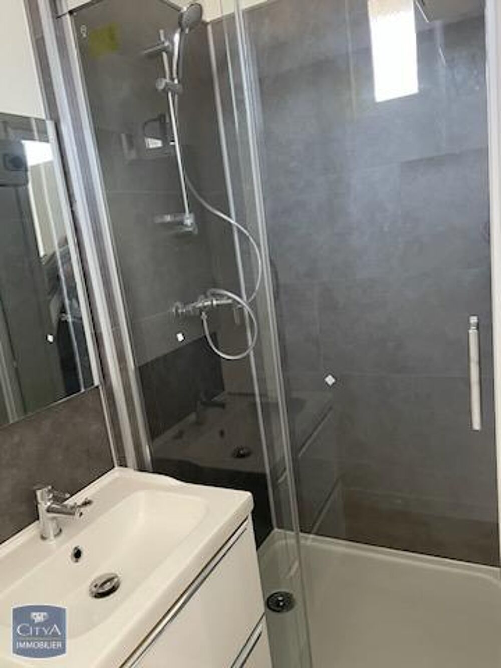 EXCLUSIVITÉ- APPARTEMENT ENTIEREMENT RENOVE PROCHE NAVAL....