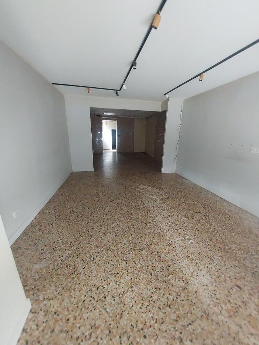   Location / Local Commercial 