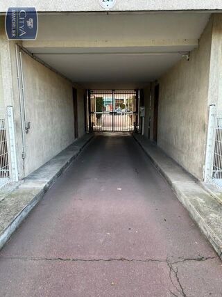  Parking / Garage à louer 