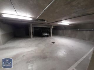 Parking / Garage à louer 