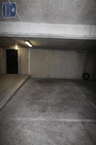  Parking / Garage à louer 