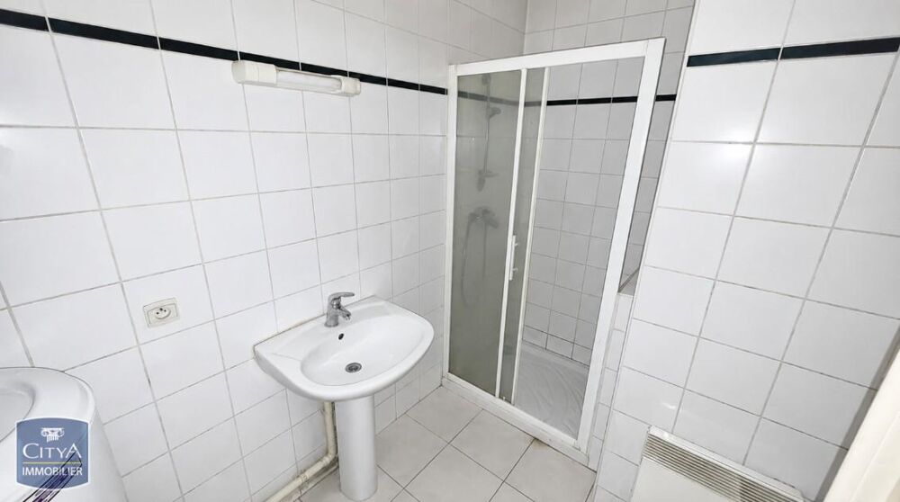 À LOUER : Appartement T1 à Chinon, situé au coeur de la c....