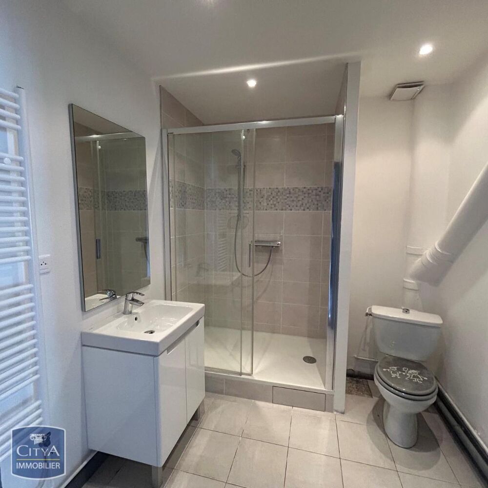 UNE ENTREE AVEC PLACARD, UNE CUISINE EQUIPEE, UNE CHAMBR....