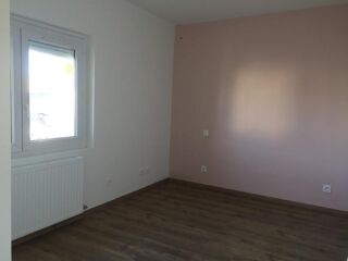  Appartement à louer 3 pièces 82 m²