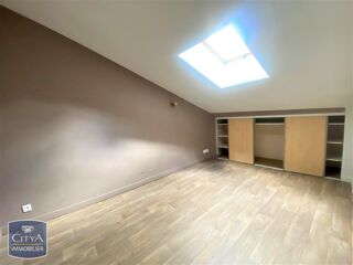  Appartement à louer 6 pièces 100 m²